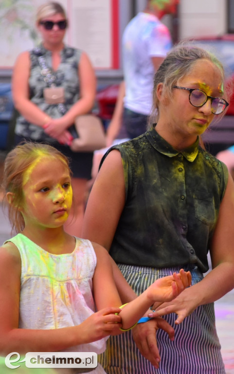 Szaleństwo na niedzielnym Święcie Kolorów Holi