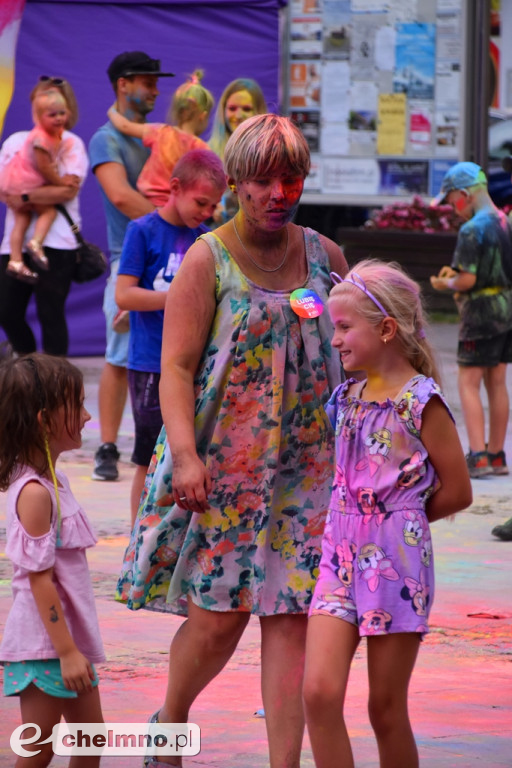 Szaleństwo na niedzielnym Święcie Kolorów Holi