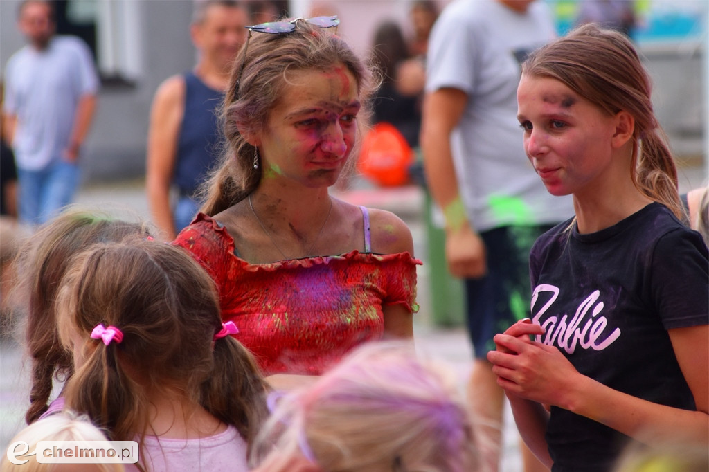 Szaleństwo na niedzielnym Święcie Kolorów Holi