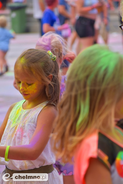 Szaleństwo na niedzielnym Święcie Kolorów Holi