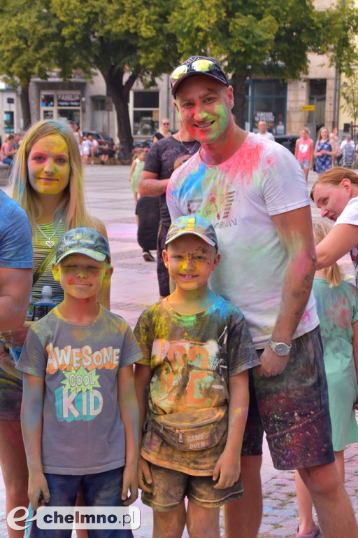 Szaleństwo na niedzielnym Święcie Kolorów Holi