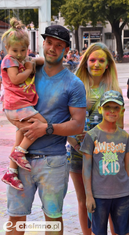 Szaleństwo na niedzielnym Święcie Kolorów Holi