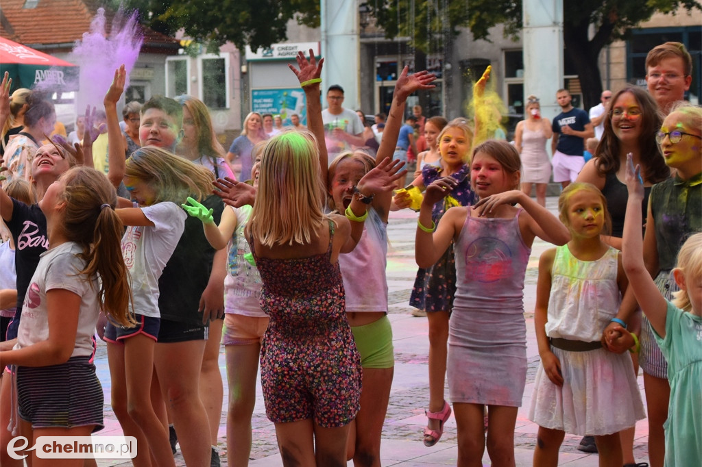 Szaleństwo na niedzielnym Święcie Kolorów Holi