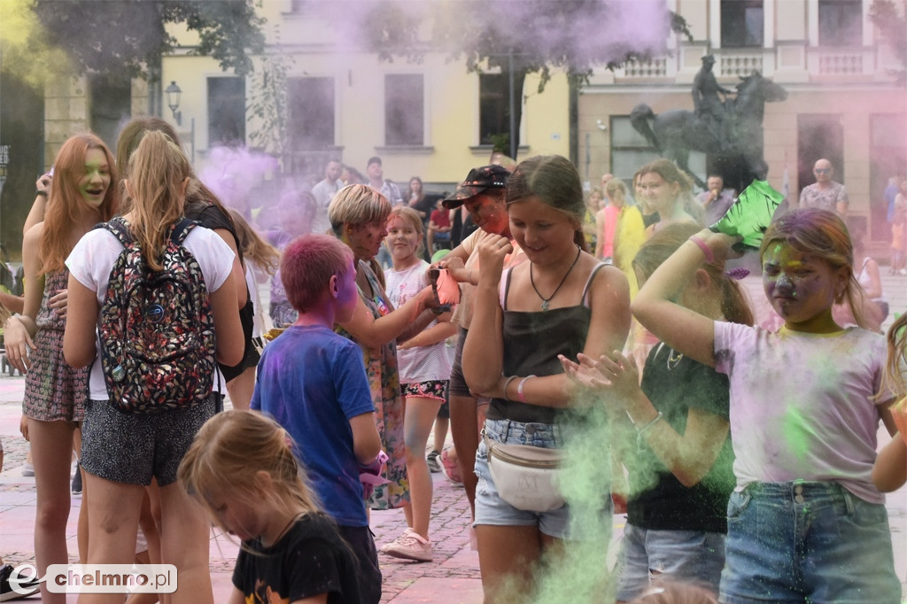 Szaleństwo na niedzielnym Święcie Kolorów Holi
