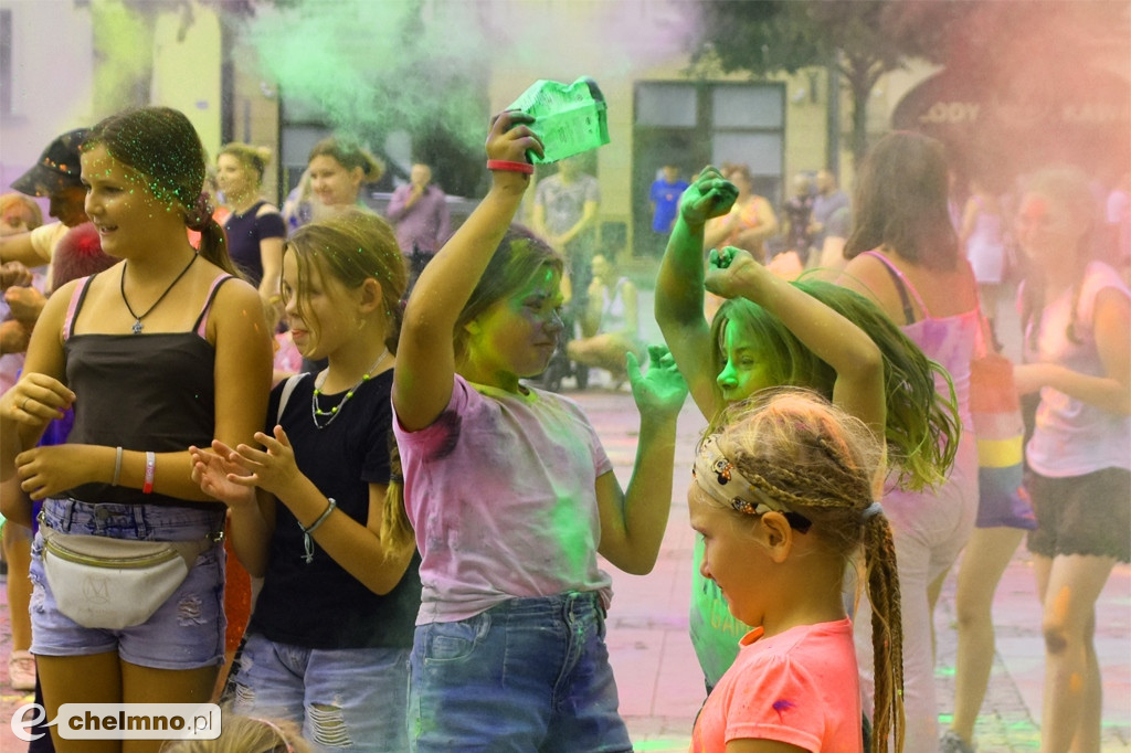 Szaleństwo na niedzielnym Święcie Kolorów Holi