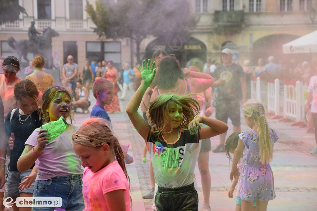 Szaleństwo na niedzielnym Święcie Kolorów Holi