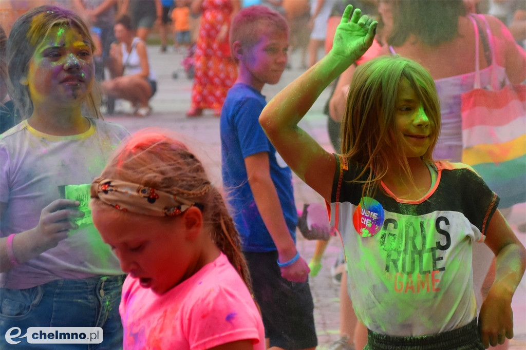 Szaleństwo na niedzielnym Święcie Kolorów Holi