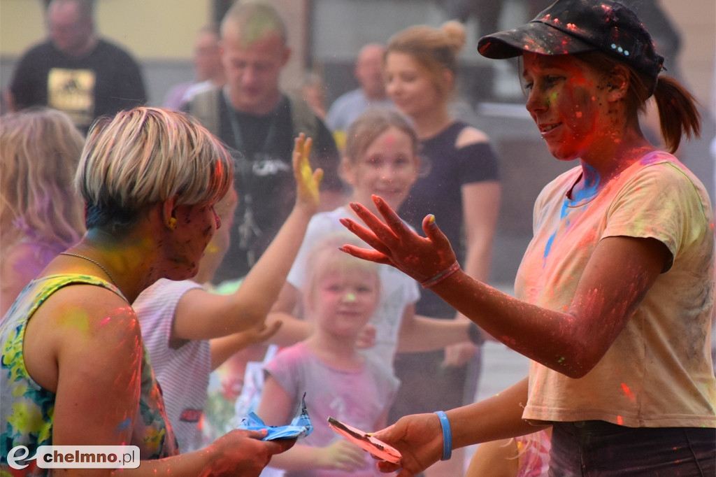 Szaleństwo na niedzielnym Święcie Kolorów Holi