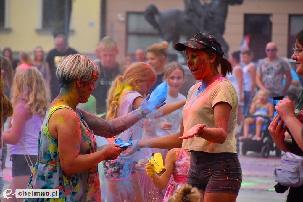 Szaleństwo na niedzielnym Święcie Kolorów Holi