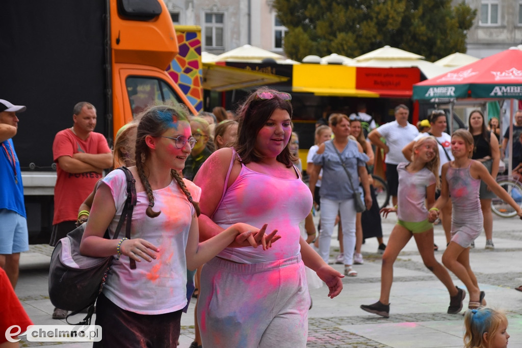 Szaleństwo na niedzielnym Święcie Kolorów Holi