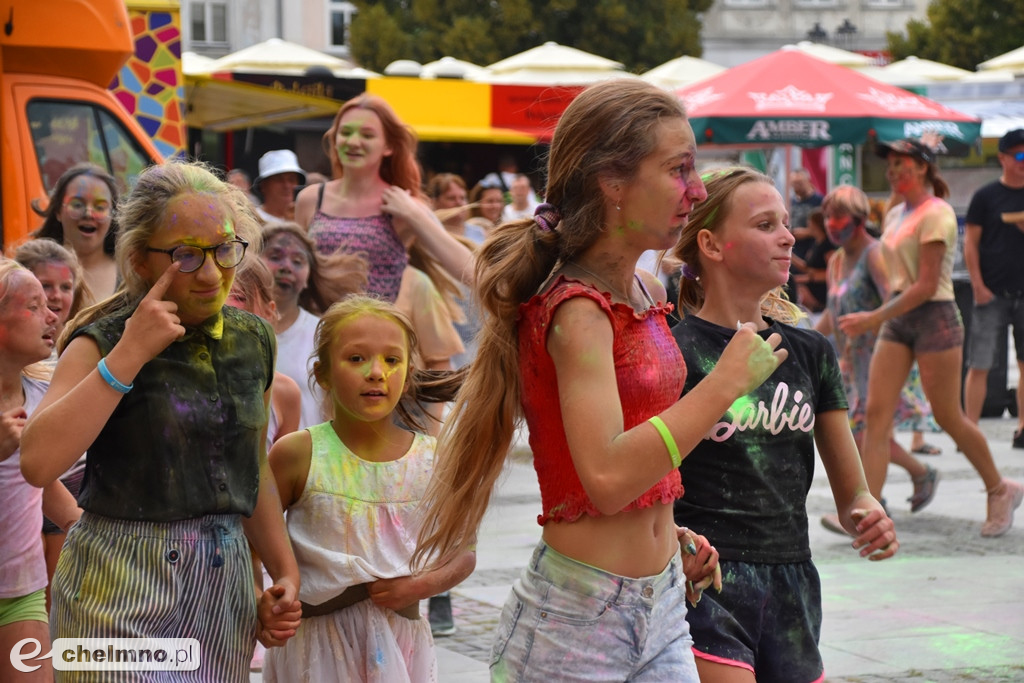 Szaleństwo na niedzielnym Święcie Kolorów Holi