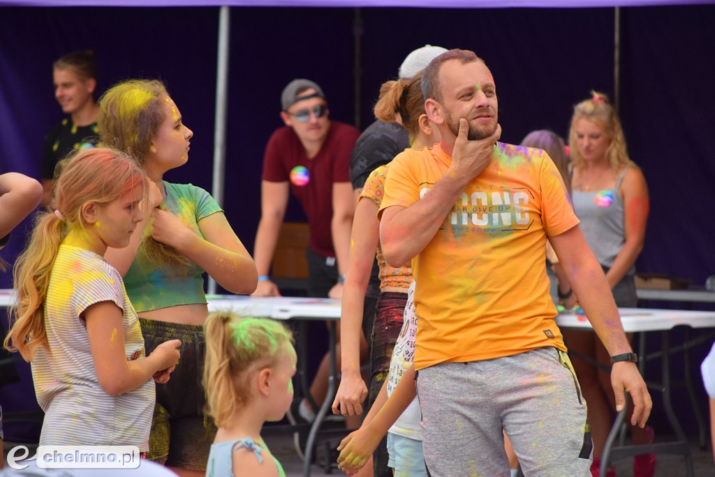 Szaleństwo na niedzielnym Święcie Kolorów Holi