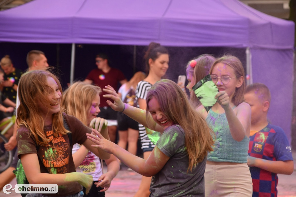 Szaleństwo na niedzielnym Święcie Kolorów Holi