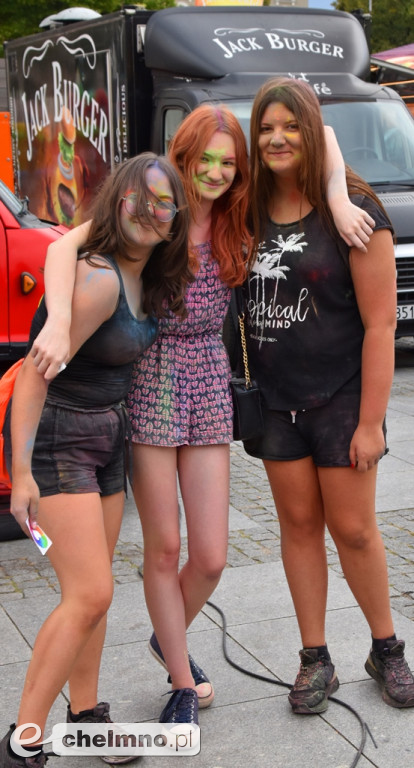 Szaleństwo na niedzielnym Święcie Kolorów Holi