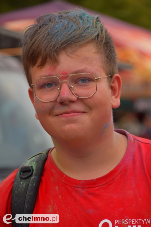 Szaleństwo na niedzielnym Święcie Kolorów Holi