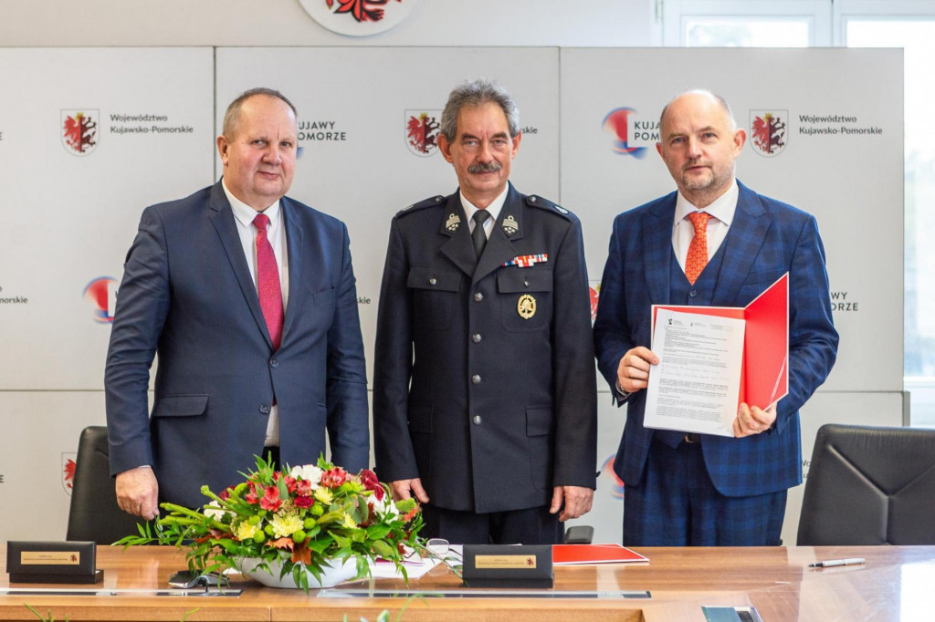 Wozy dla strażaków ochotników i bazy edukacyjne