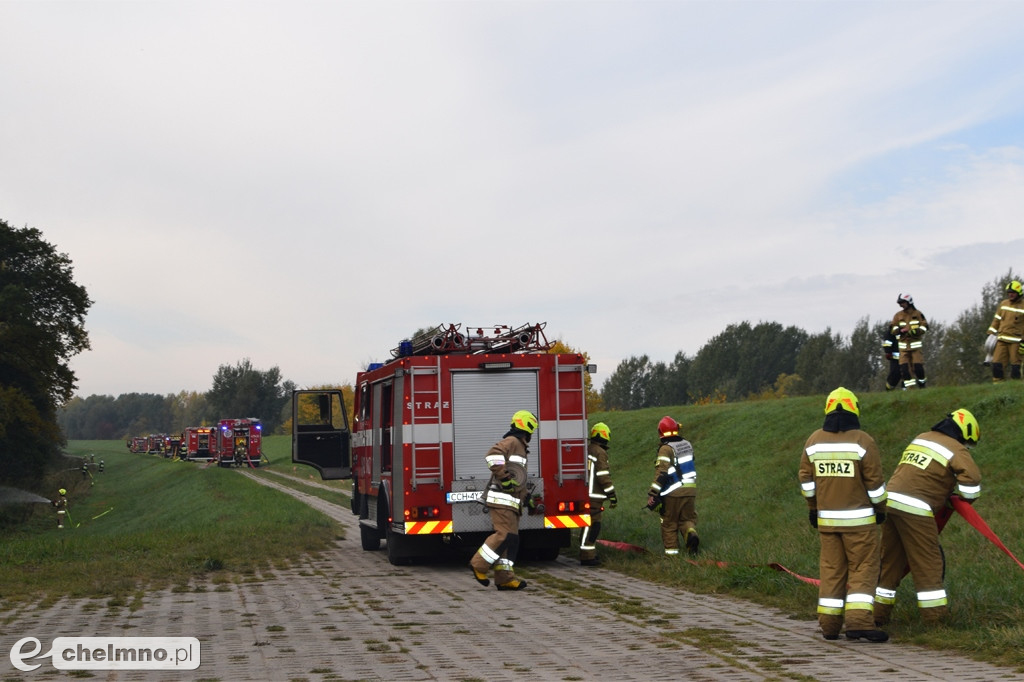 Aż 26 zastępów straży pożarnej na Powiślu