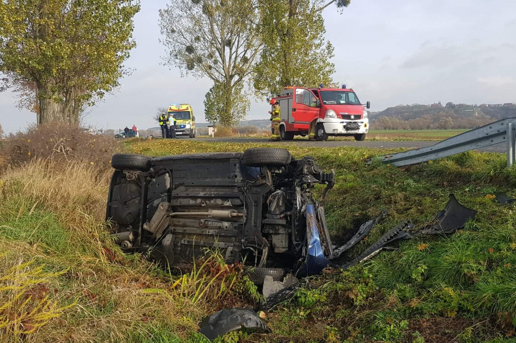 Peugeot dachował na drodze wojewódzkiej w Bieńkówce