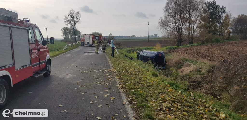 Peugeot dachował na drodze wojewódzkiej w Bieńkówce