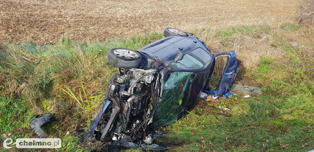 Peugeot dachował na drodze wojewódzkiej w Bieńkówce