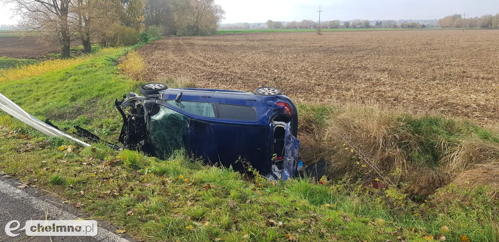 Peugeot dachował na drodze wojewódzkiej w Bieńkówce