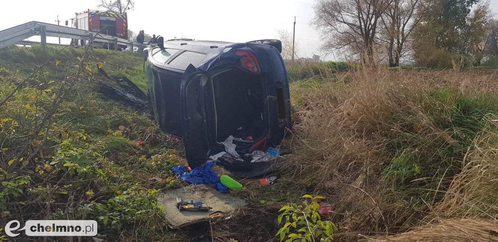 Peugeot dachował na drodze wojewódzkiej w Bieńkówce