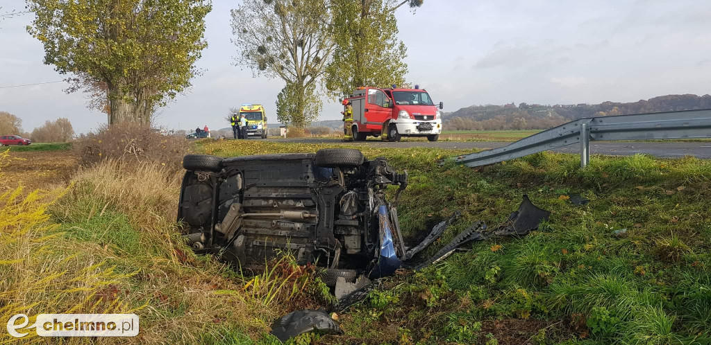 Peugeot dachował na drodze wojewódzkiej w Bieńkówce