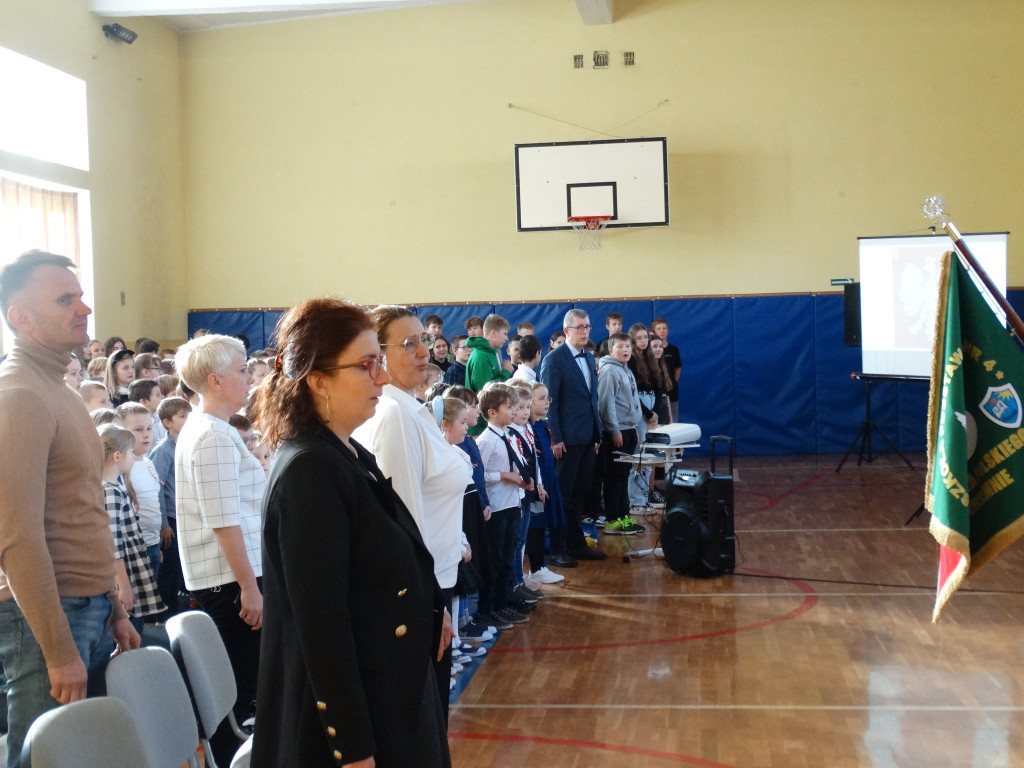 Uczniowie Czwórki wzięli udział w akcji #SzkołaDoHymnu