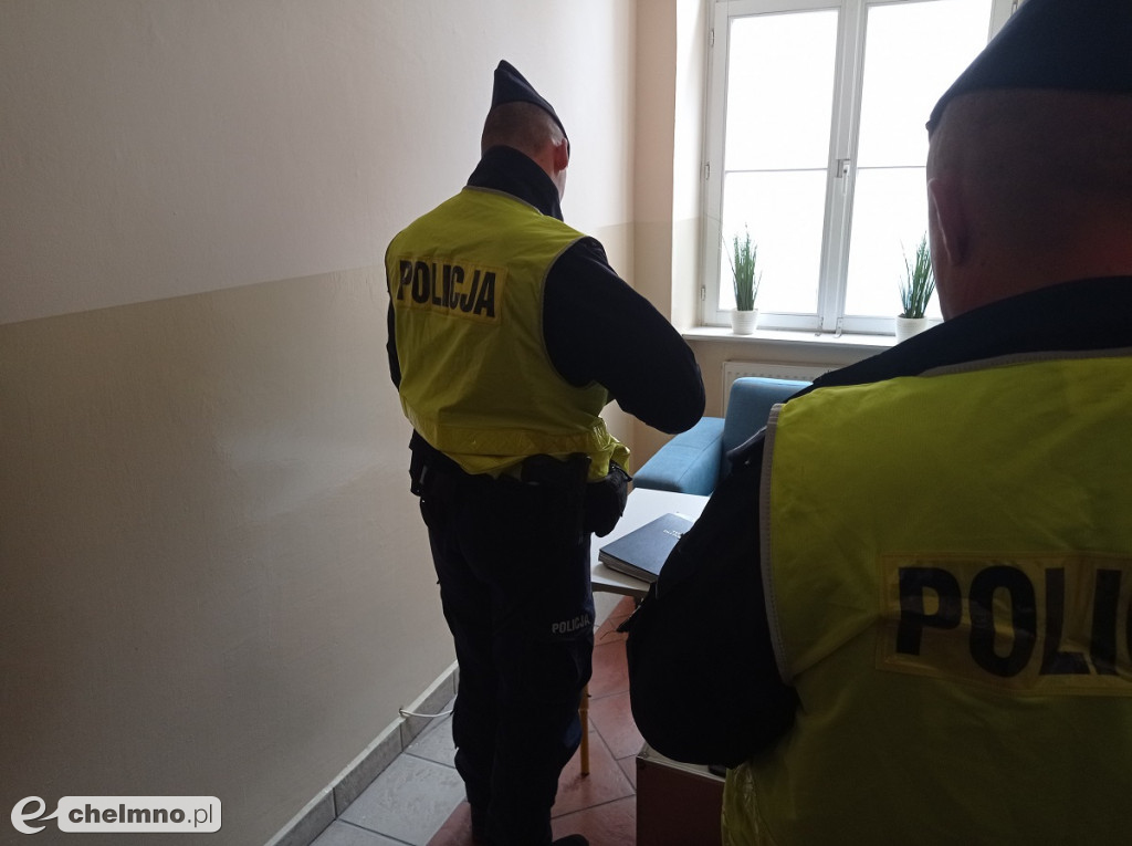Policyjne ćwiczenia w SP nr 2 w Chełmnie