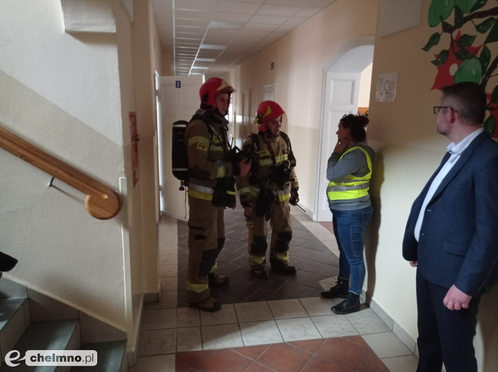 Policyjne ćwiczenia w SP nr 2 w Chełmnie