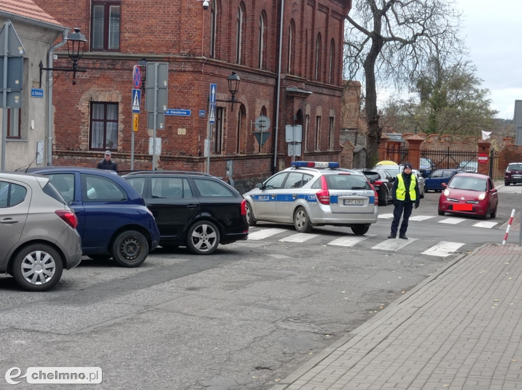 Policyjne ćwiczenia w SP nr 2 w Chełmnie