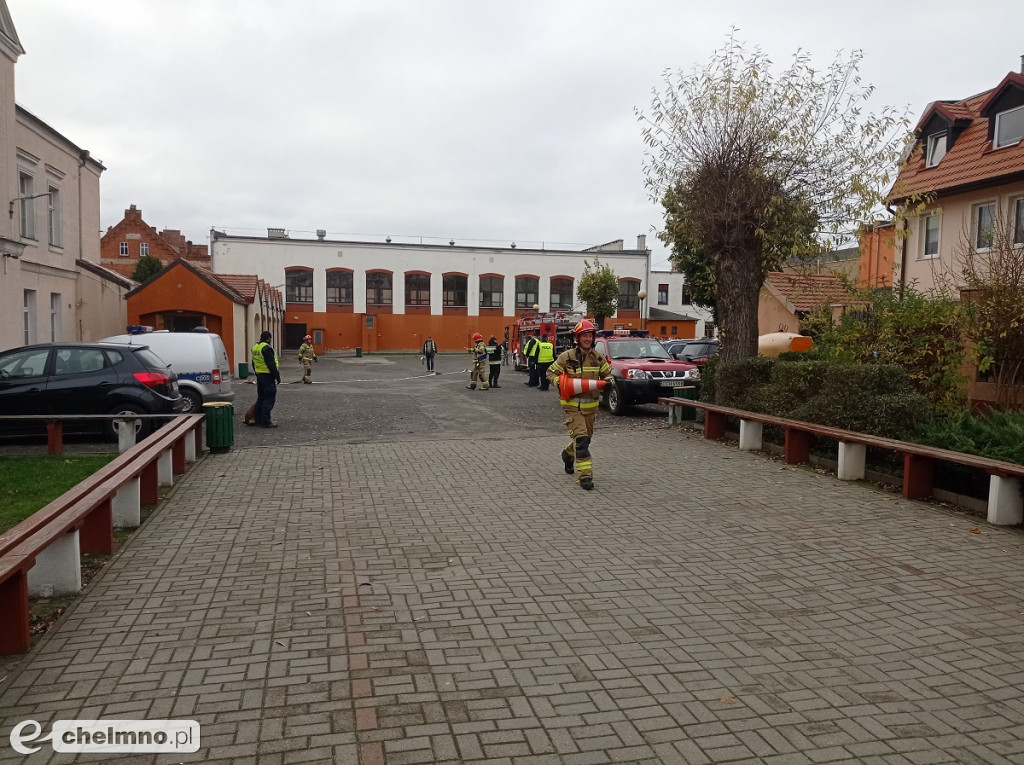 Policyjne ćwiczenia w SP nr 2 w Chełmnie