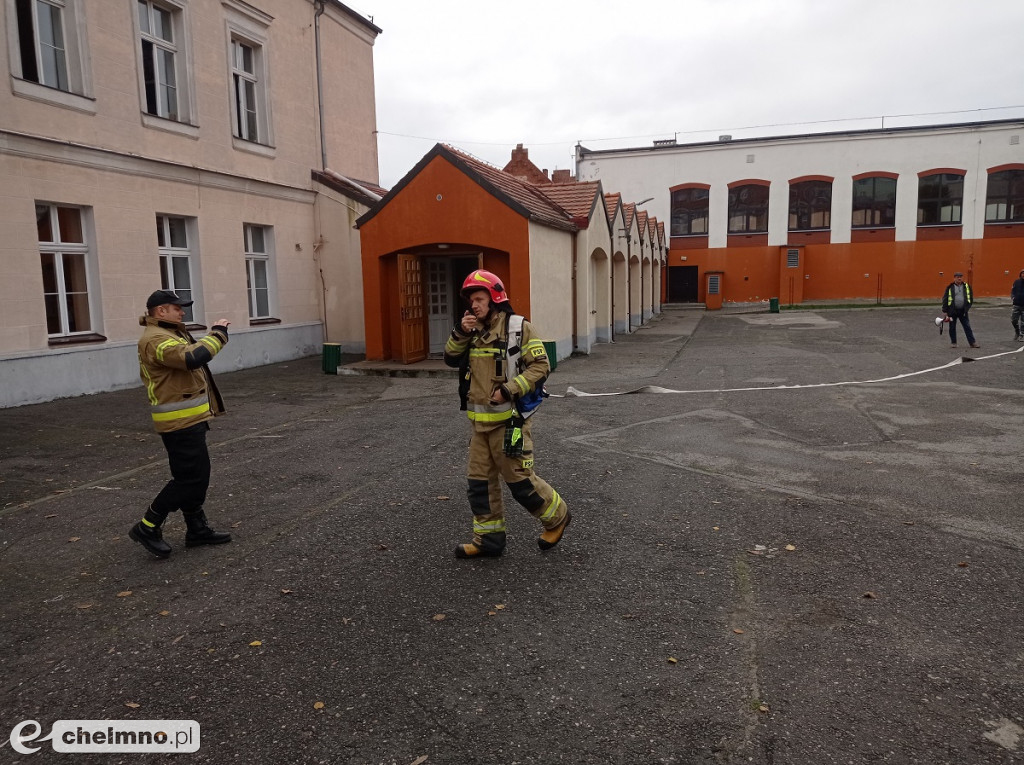 Policyjne ćwiczenia w SP nr 2 w Chełmnie