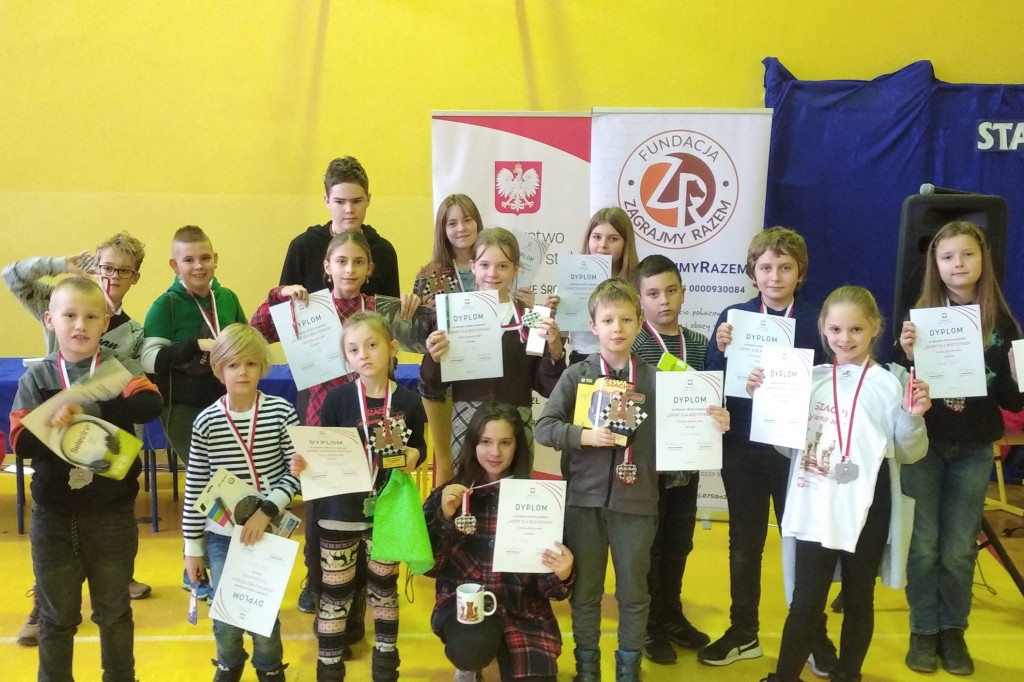 Uczniowie z Czwórki wrócili z medalami z zawodów szachowych