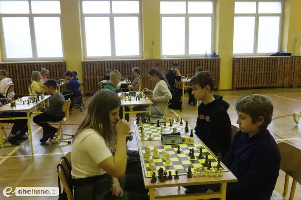 Uczniowie z Czwórki wrócili z medalami z zawodów szachowych
