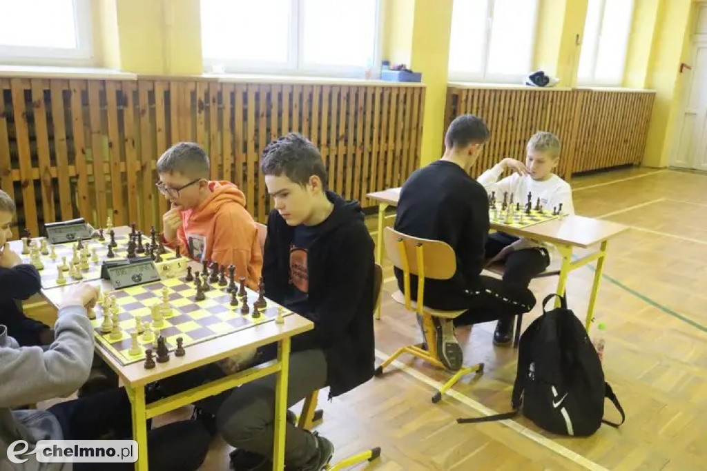 Uczniowie z Czwórki wrócili z medalami z zawodów szachowych