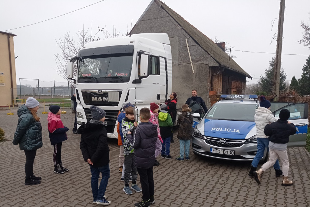 Policjanci i zawodowi kierowcy mówili o bezpieczeństwie na drodze