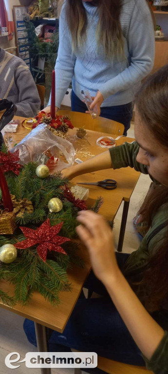 Urocze stroiki świąteczne przygotowują uczniowie z Grubna