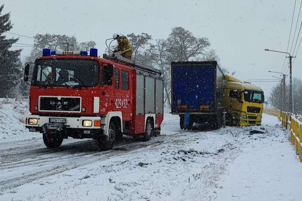 Tir wylądował w przydrożnym rowie. Zablokował ruch na drodze