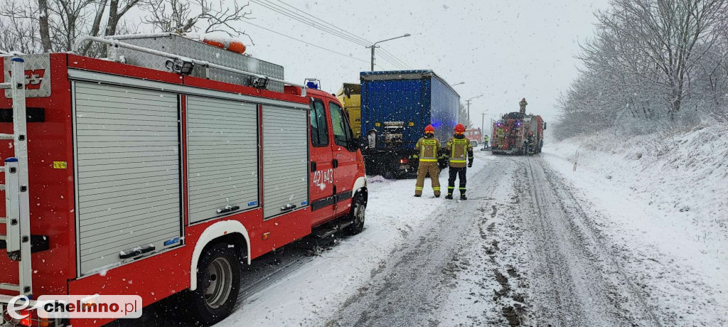 Tir wylądował w przydrożnym rowie. Zablokował ruch na drodze