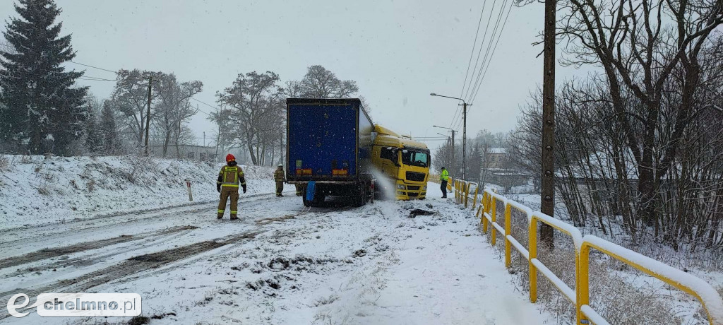Tir wylądował w przydrożnym rowie. Zablokował ruch na drodze