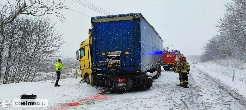 Tir wylądował w przydrożnym rowie. Zablokował ruch na drodze