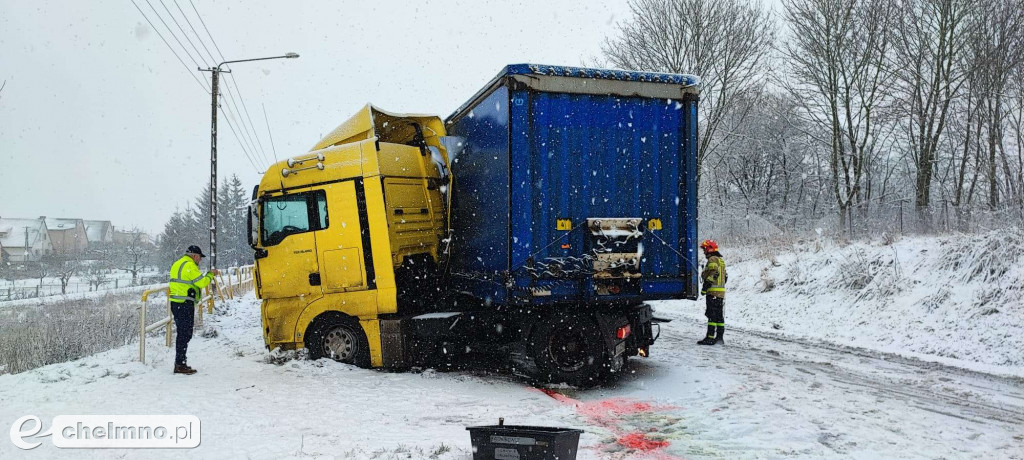 Tir wylądował w przydrożnym rowie. Zablokował ruch na drodze
