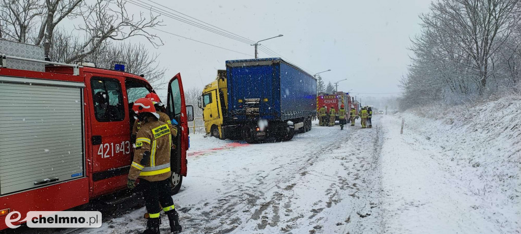 Tir wylądował w przydrożnym rowie. Zablokował ruch na drodze