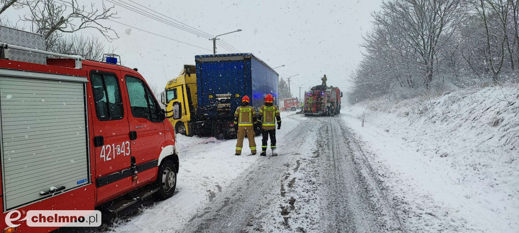 Tir wylądował w przydrożnym rowie. Zablokował ruch na drodze