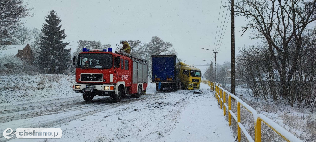 Tir wylądował w przydrożnym rowie. Zablokował ruch na drodze