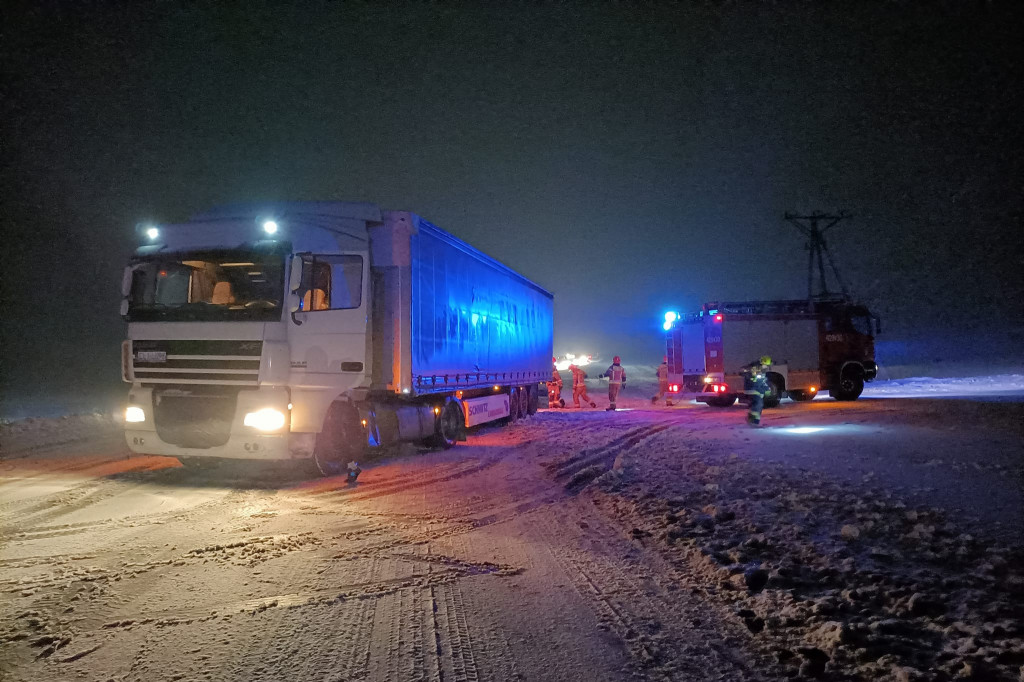 Kilka pojazdów wpadło w poślizg