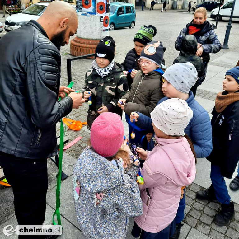 Tak było na wielkanocnej akcji dekorowania drzewka na Rynku