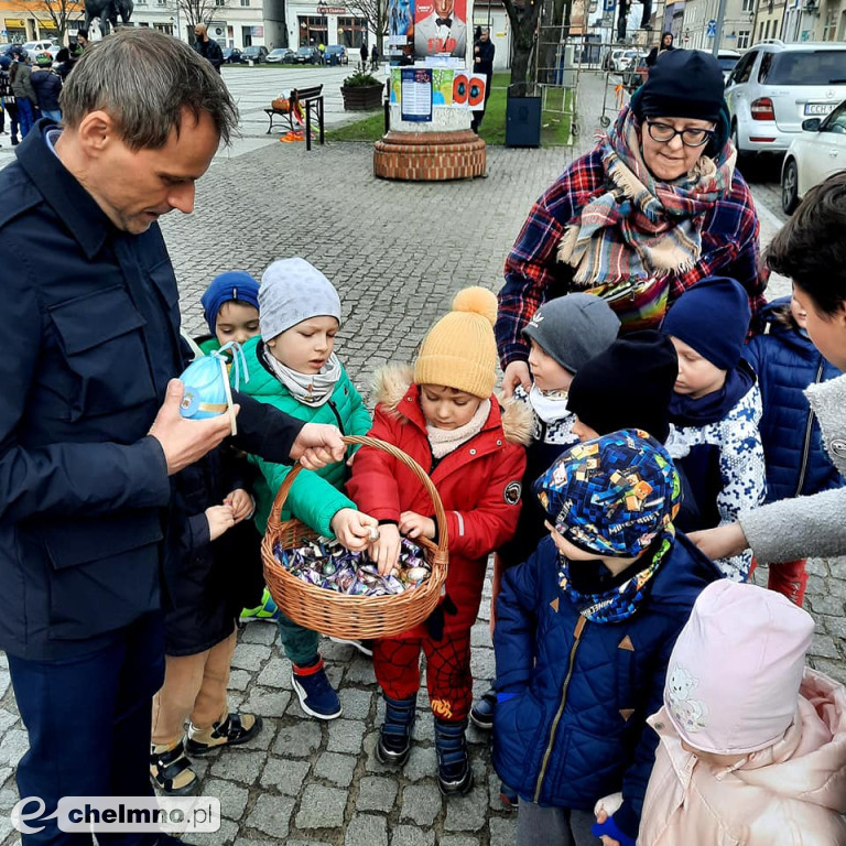 Tak było na wielkanocnej akcji dekorowania drzewka na Rynku