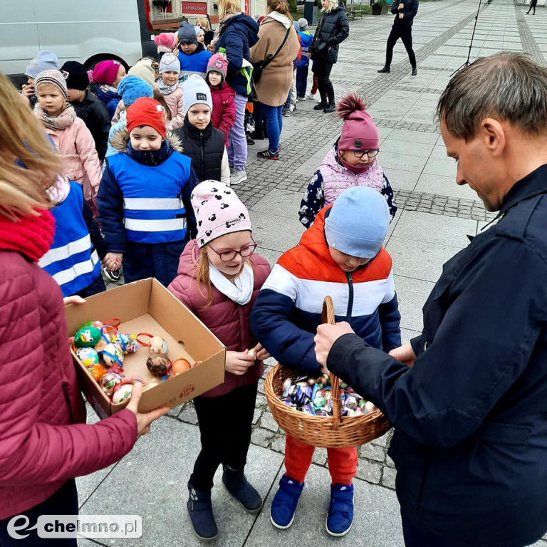 Tak było na wielkanocnej akcji dekorowania drzewka na Rynku